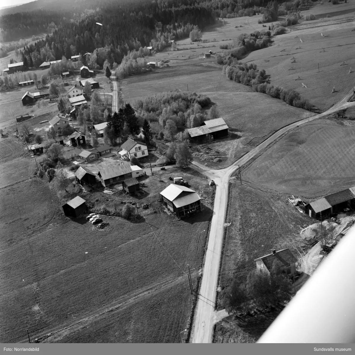Flygfoton över landsbygden i Laggarberg med fokus på en gård på Gälevägen 1, men även kringliggande hus och gårdar syns.