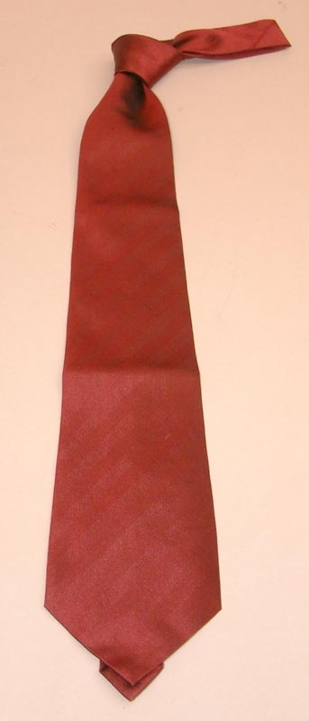 Vinröd fiskbensmönstrad slips utan märkning.