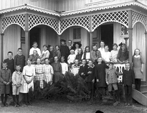 Björstorps storskola med elever och läraren Gustaf Zidén på verandan med dess snickarglädje.