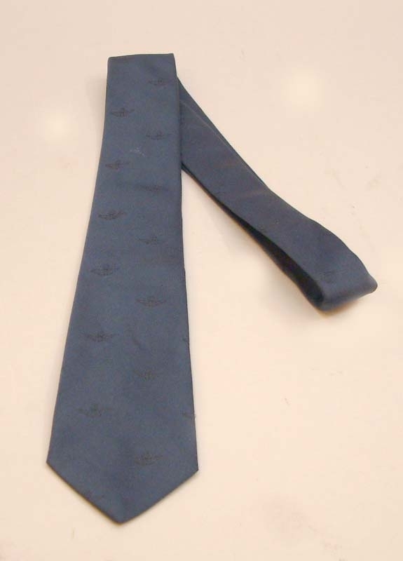 Mörkblå slips mönstrad med svarta SJ-loggor.

Modell/Fabrikat/typ: Teritel