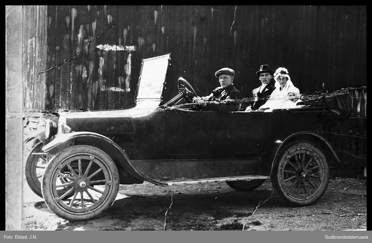 Den første personbilen i Ringebu. Nils Dalberg og brudeparet.