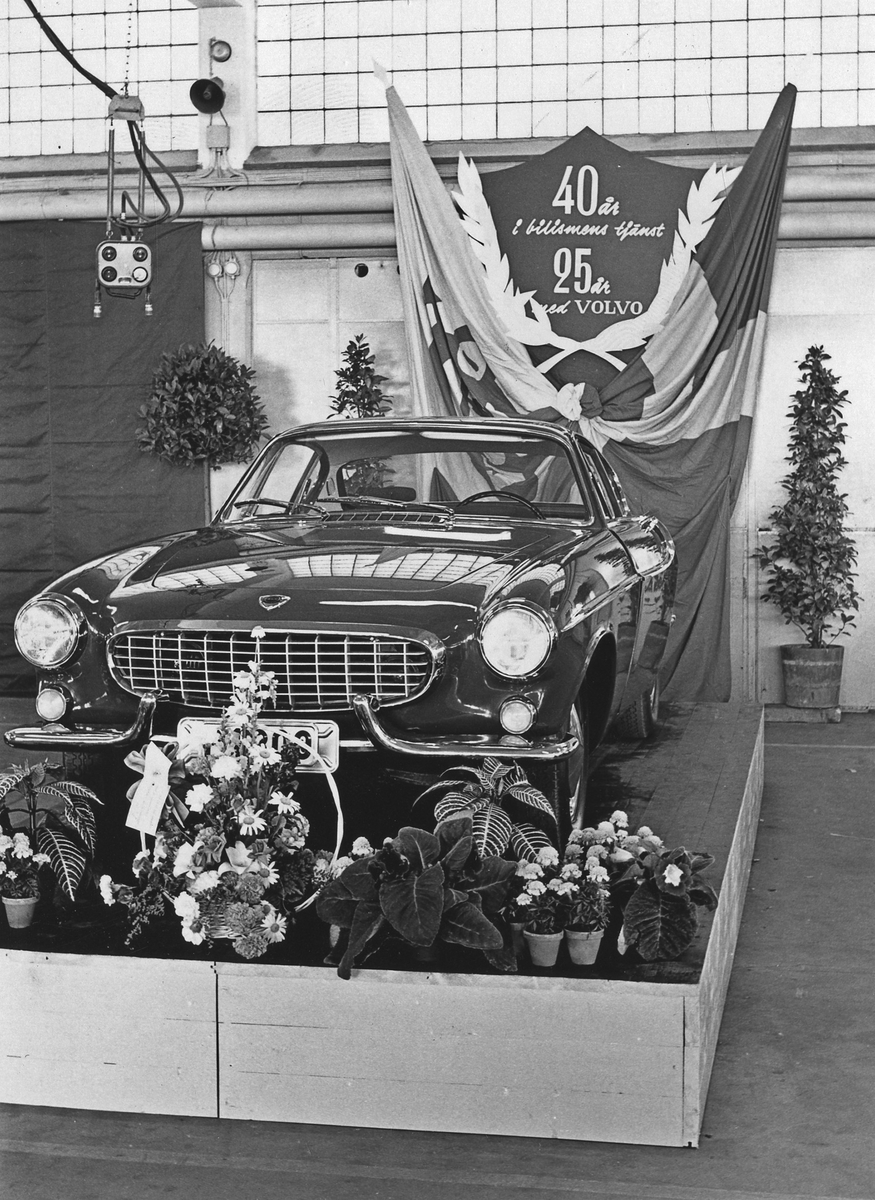 Två bilar, båda av märket Volvo, utställda på Bil och Motors 40-årsjubileum 1961. Fotot från Alingsås Tidning 1961.