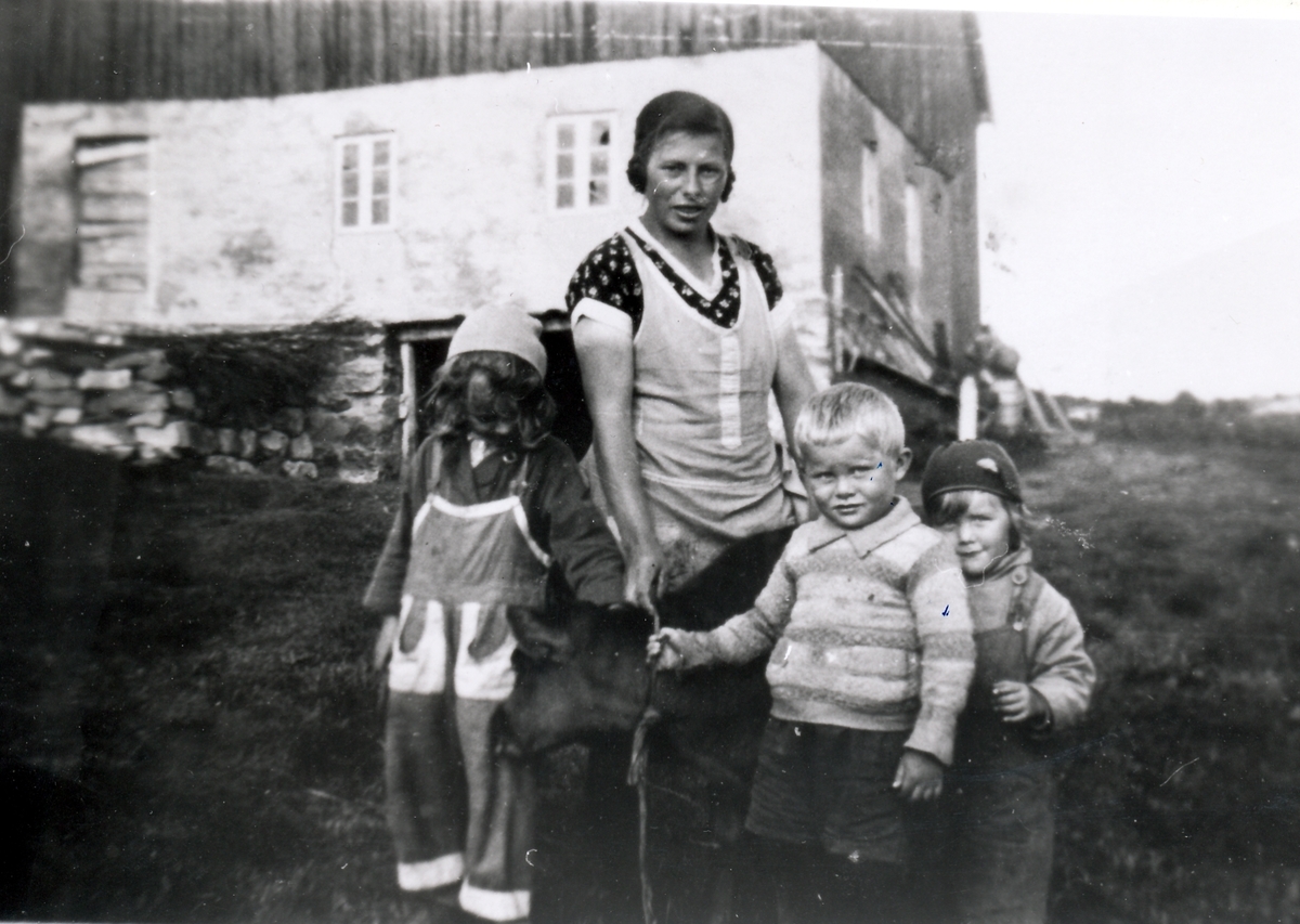 Hushjelp, barn og en kalv foran fjøsen på Stangnes gård. Tranøy 1932