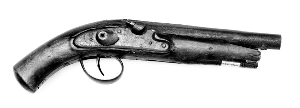 Giverens bestefar, Anders Mikkelsen Svenneby, husket at pistolen ble brukt til å skremme ulv med ca. 1840.