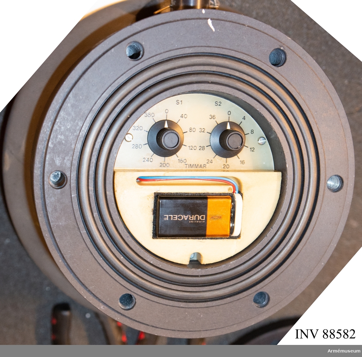 Tidsinställd undervattenständare till strvmina m/1941-47. Minsta utläggningsdjup är 4 meter och tidsinstaällningen kan varieras mellan i 4 timmarsintervall från 4 till 396 timmar. Timern är elektronisk och uppbyggd i CMOS-teknik och därmed mycket strömsnål samt okritisk beträffande matningsspänning och drivs av ett vanligt 9 volts batteri. Tändaren är konstruerad för att motstå höga chocktryck vid undervattensdetonationer. Tändaren armeras automatiskt av vattentrycket. Verkade som röjningsskydd för utlagda hamnminor mot främmande dykare. Användes av kustartilleriet. Se länkade filer samt bilder på innanmätet.