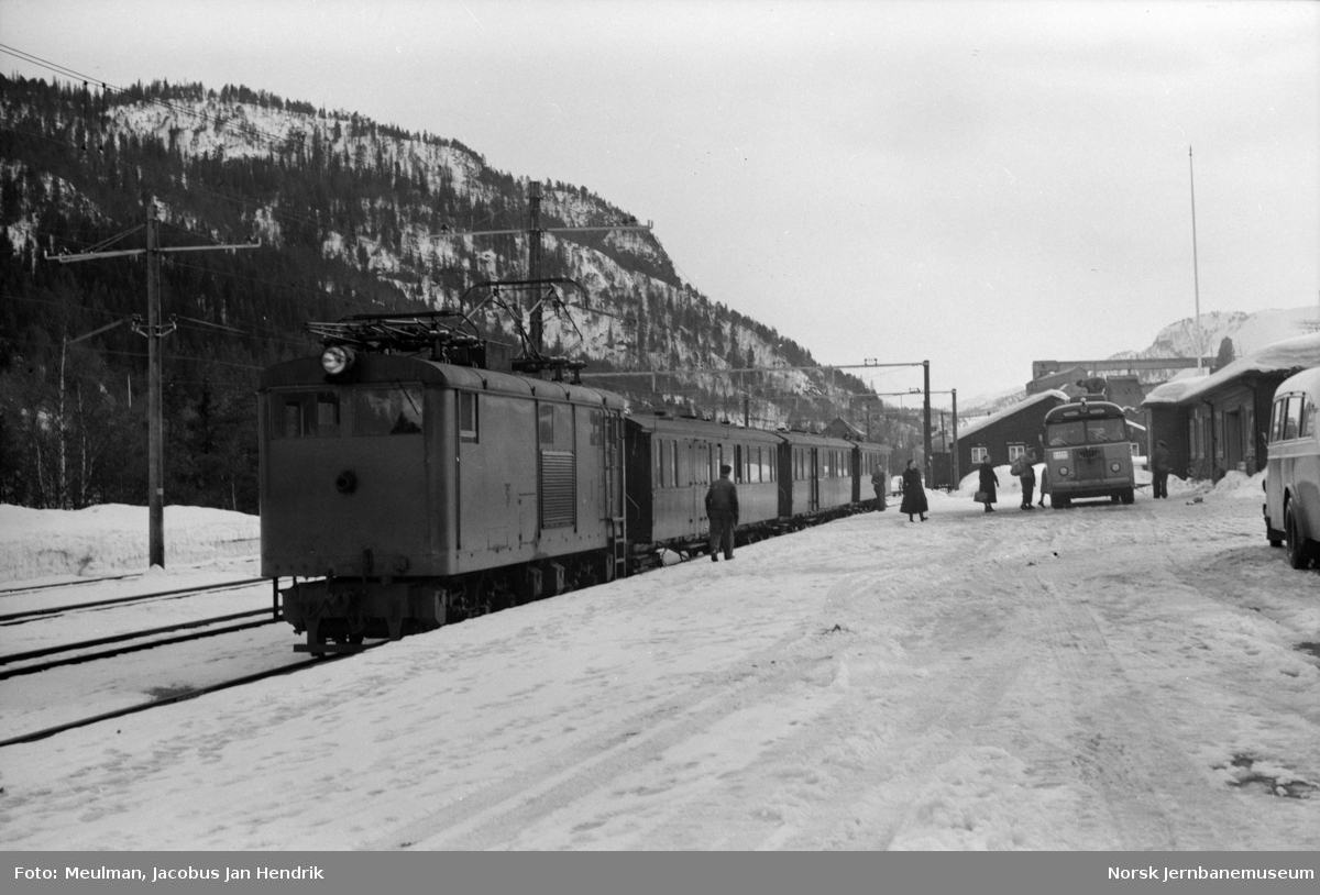 Thamshanbanens elektriske lokomotiv nr. 1 med persontog til Orkanger på Løkken stasjon.