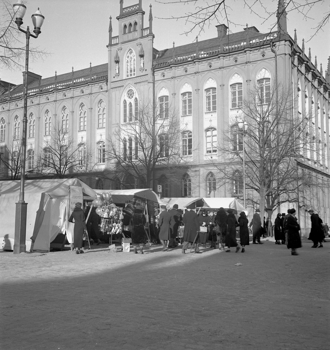 Hindersmässan i Örebro den 28 januari 1937. På västra delen av Stortorget pågår kommersen bland marknadsstånden för fullt. I bakgrunden syns Rådhuset.