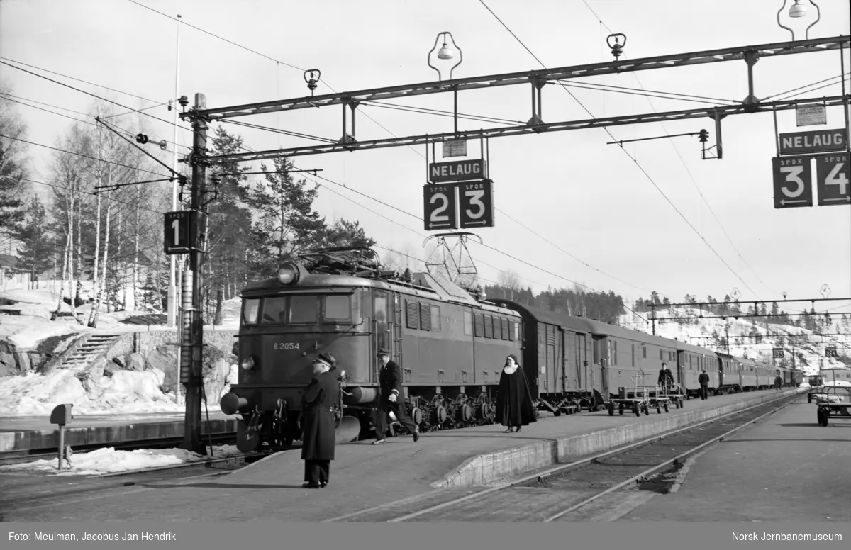 Elektrisk lokomotiv type El 8 nr. 2054 med dagtoget fra Oslo Ø til Stavanger, hurtigtog 701, på Nelaug stasjon.
