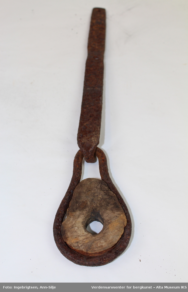 Oval ring i furu med smidd jernbånd rundt.
En jomfru på et seilskip er en innretning som blir brukt til permanent stramming av vant og barduner.