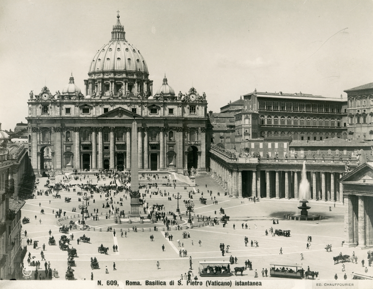 Prospektfotografi av St. Peterskirken i Roma med Petersplassen i forgrunnen. Flere hestevogner og mennesker er på plassen.