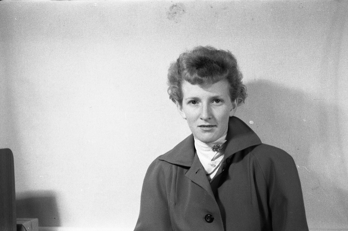 Portrett av Mona Lindstad (g.Lindborg) fra Kapp, august/september 1955. Fire bilder.