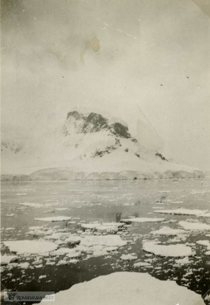 "Utenfor Grahams land". Ellsworth-ekspedisjonen 1933-1935. Fra Magnus Johannessens fotoalbum. Magnus Johannessen fra Ålesund var med i mannskapet ombord i ekspedisjonsskipet Wyatt Earp (eks- Fanefjord) på de to første ekspedisjonsturene til Antarktis.