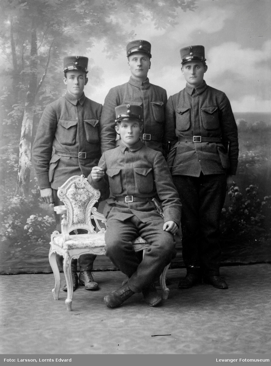 Gruppebilde av fire ukjente menn i uniform.