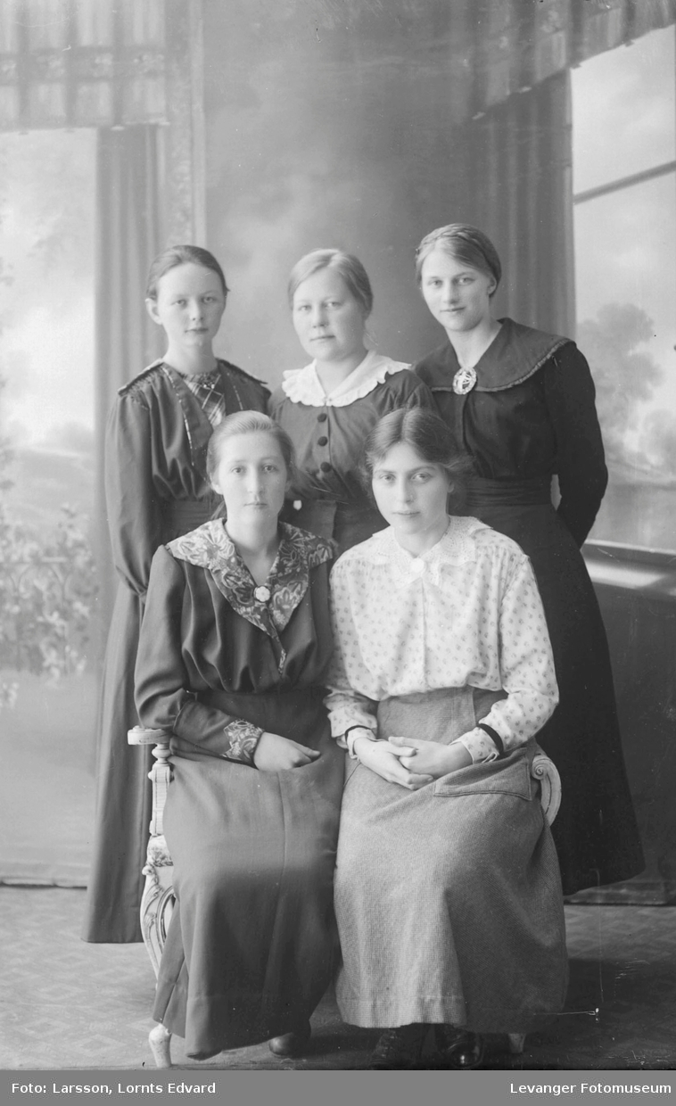 Gruppebilde av fire ukjente kvinner på Bakketun, Verdal