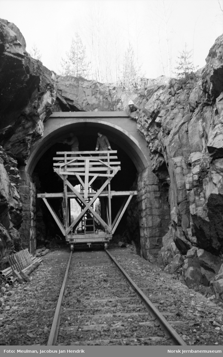 Bygging av nytt takhvelv ved østre innslag i Lille Langevassoset tunnel mellom Sokna og Rallerud i forbindelse med elektrifiseringen av Bergensbanen.