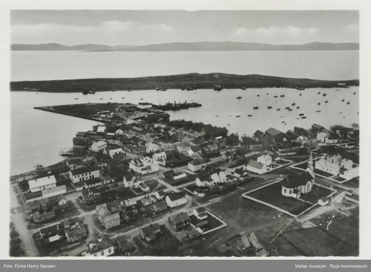 Sentrum og Ørtangen i Vadsø sett fra nordøst. Vadsøøya i bakgrunnen. Oversiktsbilde fra 1930-tallet.