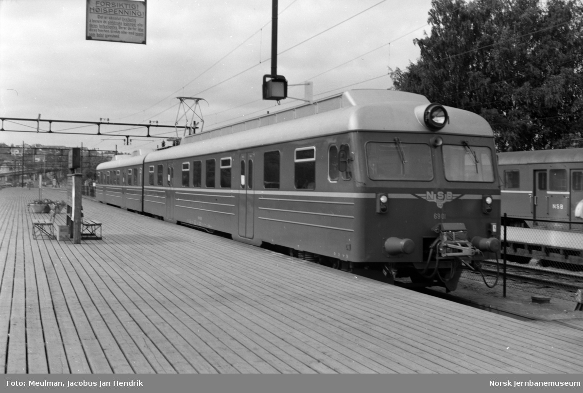 Prøvekjøring av nylevert elektrisk motorvognsett type 69 på Lillestrøm stasjon. Motorvogn BM 69 01 med styrevogn BS 69 61 (opprinnelig nummerering) var første motorvognsett av denne typen.