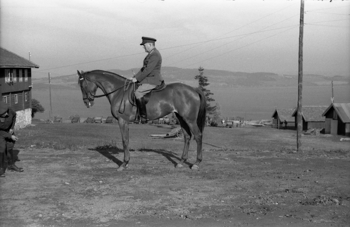 Uidentifisert rytter ved Hærens Hesteskole på Starum. Tre bilder. På bilde nr. en er løytnant Ottar Markeng til venstre i bildet.