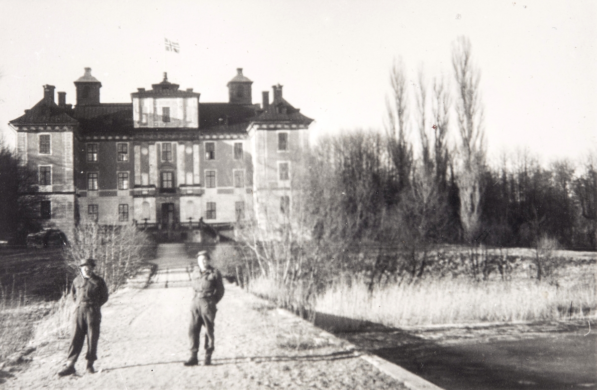Norske polititropper fremfor Mælsåker slott i Sverige under 2. verdenskrig.