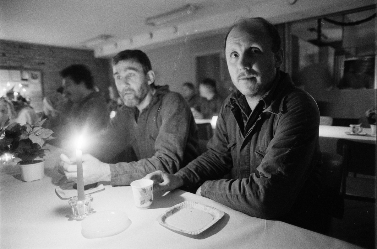 Reparatörerna Tommy Berglund, Åke Lydh och Christer Hellgren dricker kaffe under luciafirandet i matsalen, gruvstugan, Dannemora Gruvor AB, Dannemora, Uppland december 1991