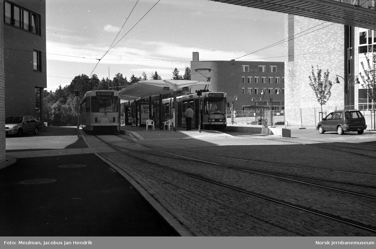 Oslo Sporveier sporvogn (motorvogn) S79 nr. 102 og 136 ved endeholdeplassen på Rikshospitalet.