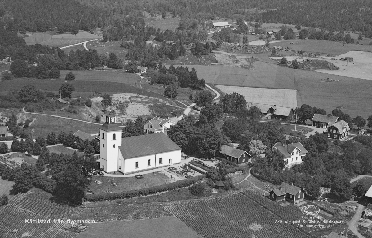 Vy över Kättilstad kyrkby 1933. Socknens nuvarande kyrka kom till från år 1760 och ersatte en kyrkobyggnad från 1400-talet. Av den gamla kyrkan behölls endast tornets nedre del. Arbetet med den nya kyrkan leddes av byggmästare Petter Frimodig från Linköping.