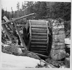 Gammelt møllehjul ved Bjørgeseter i 1943.
