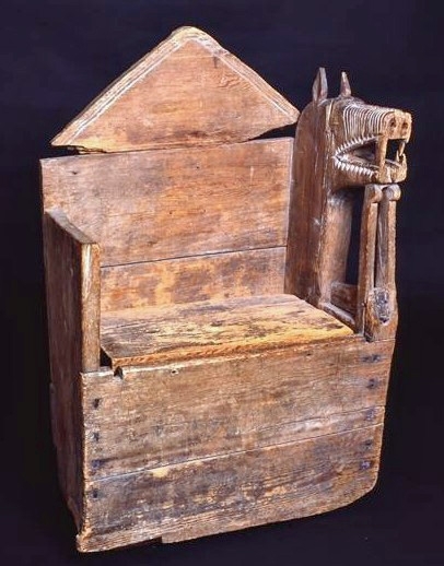 Skulpterad stol med gavel i form av varghuvud. På ryggstödets överstycke ristat med runor" Ave Maria Gratia" ( Hell dig du högt benådade Maria). Fram till 1910 förvarades stolen i Edåsa Kyrka.

se bilaga till liggaren.