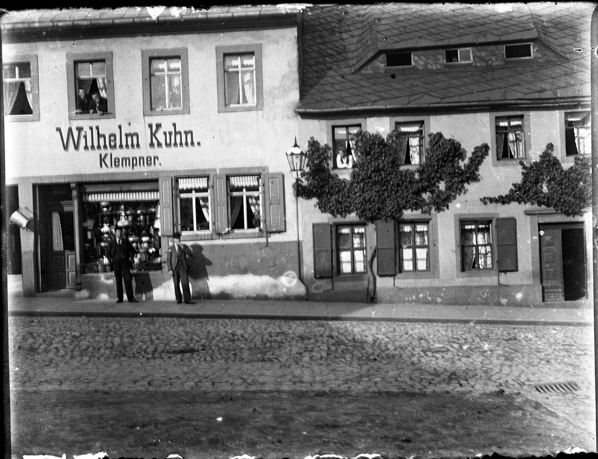 Utenlandsk bybilde, antagelig Tyskland. Navn på butikk: Wilhelm Kuhn. Klempner.

Antatt fotosamling etter Anders Johnsen.