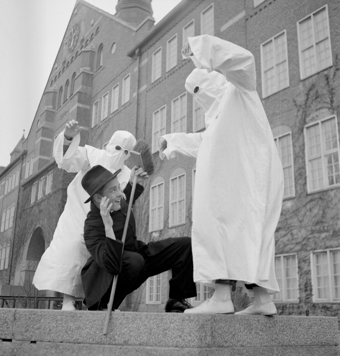 Deltagare i 1948 års majkarneval i Linköping laddar inför det årliga majgubbetåget. På bilden blir en stackars deltagare rejält skrämd av ett par spöken från Borgvattnet. Inom kort kommer dessa och ytterligare omkring 120 studenter att göra staden osäker.