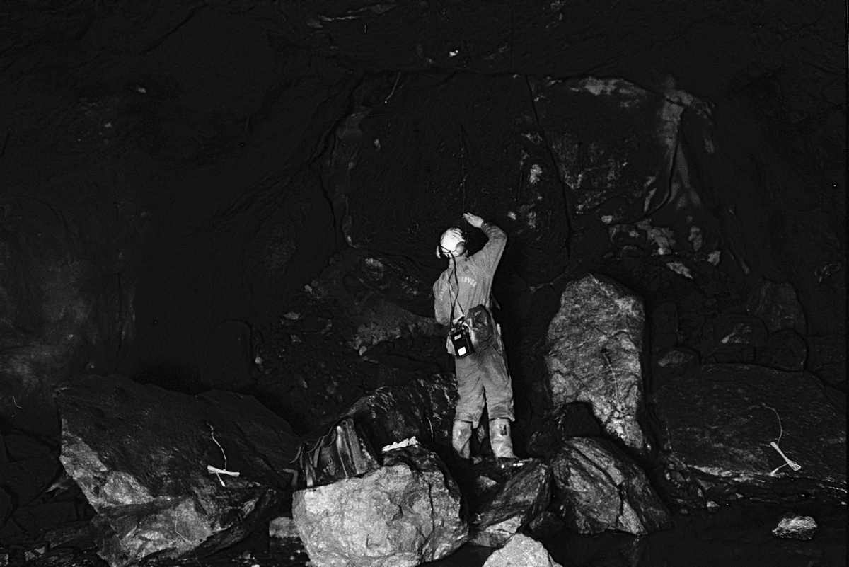 Raslastare Tore Norbäck borrar skut och laddar borrhålen med dynamit, 480-metersnivån, gruvan under jord, Dannemora Gruvor AB, Dannemora, Uppland januari 1992