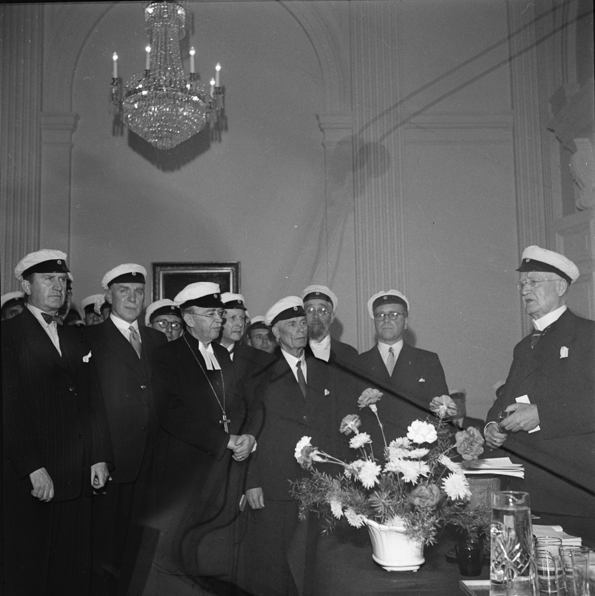 Hovpredikant Gustav Malmbergs överlämning av ordförandeklubba, Östgöta nations 300-årsjubileum, Uppsala 1946