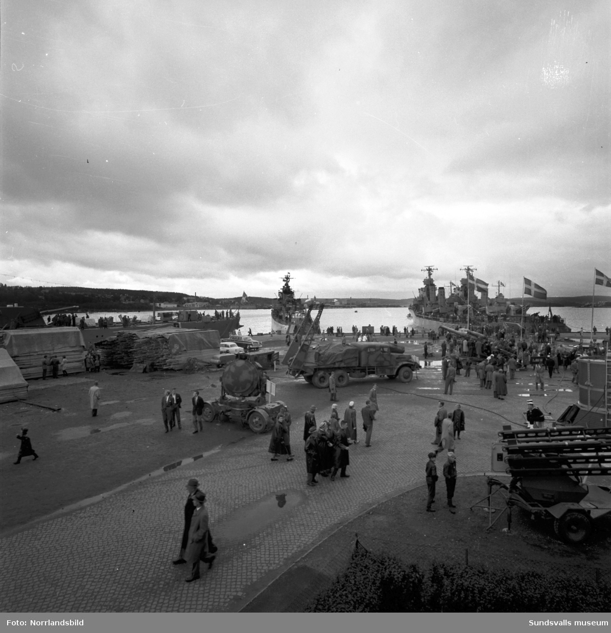 Folkfest i hamnen då flottans höstövning Operation Nordkust invigs i Sundsvall.