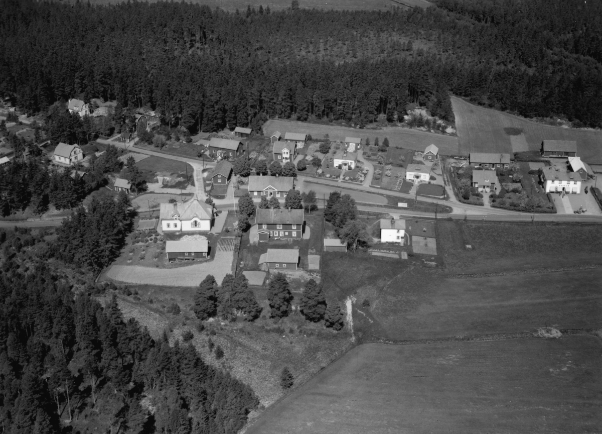 Flygfoto över Askeryd i Anebys kommun. Nr P 186