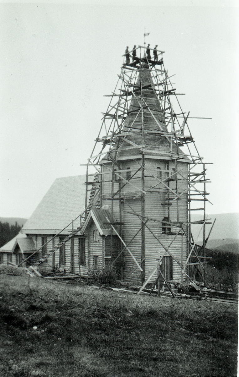 Bygging av tårnet på Lidar Kyrkje. 1932.