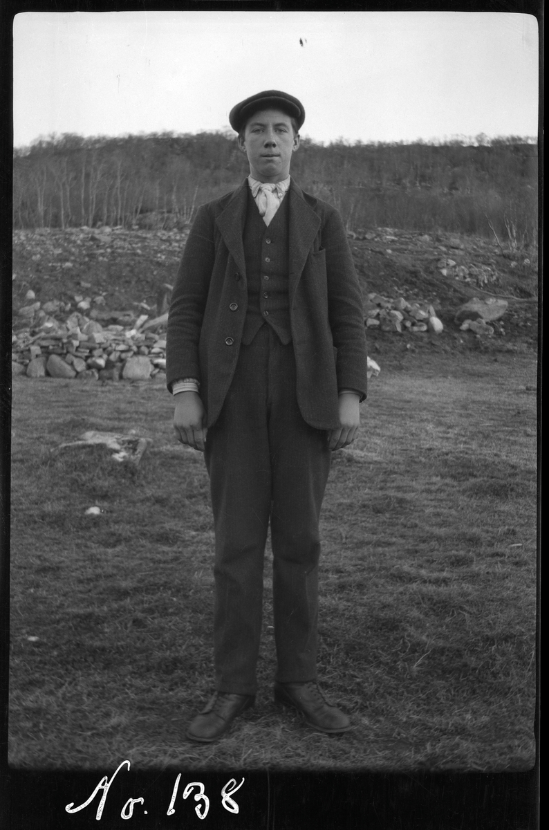 Portrett av ung mann stående utendørs på Bjørnå på Grytøy.