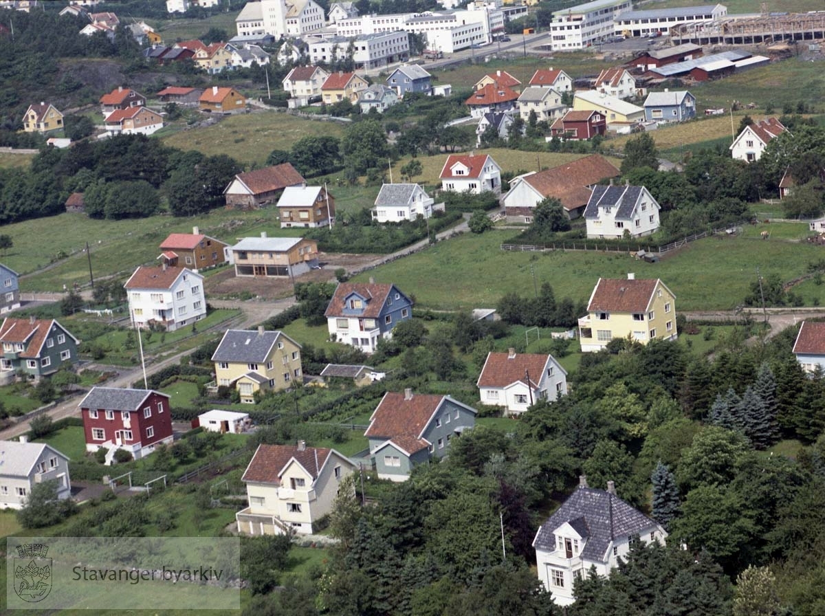 I nedre halvdel av bildet bebyggelsen til Zetlitzveien, Gandsveien, Wilhelm Sundts vei. Videre Skjeringen, Kråkebergveien..Øverst Hillevågsveien med Maskinhuset og flere industribygg