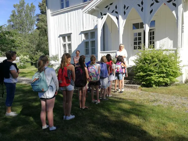 Elever på rekke og rad utenfor skolemuseet på Matrand