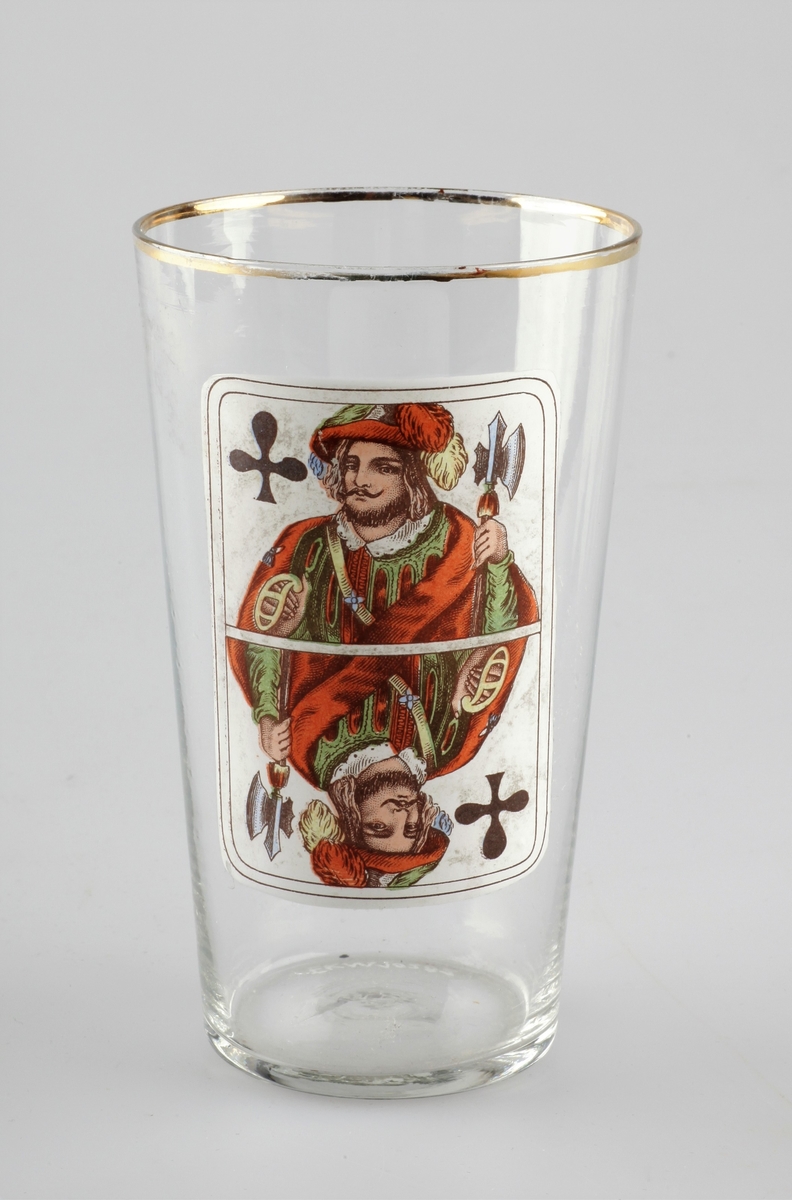 Glass med gullkant og dekor i form av et kort med kløver knikt. Mye mulig brukt som selters- eller pjolterglass ved kortspill.