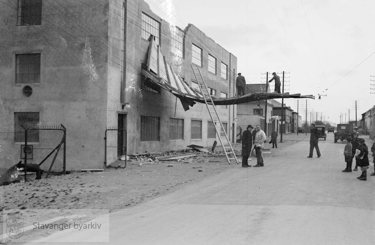 Ødeleggelser på Sven Andersens fabrikk i Hillevåg. (I dag er bygningen kjent som Bikuben)