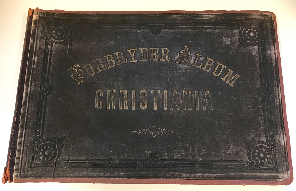 Skinninnbundet forbryteralbum brukt til identifisering av kriminelle med 185 bilder, nummererert fra 1590 til 1775.