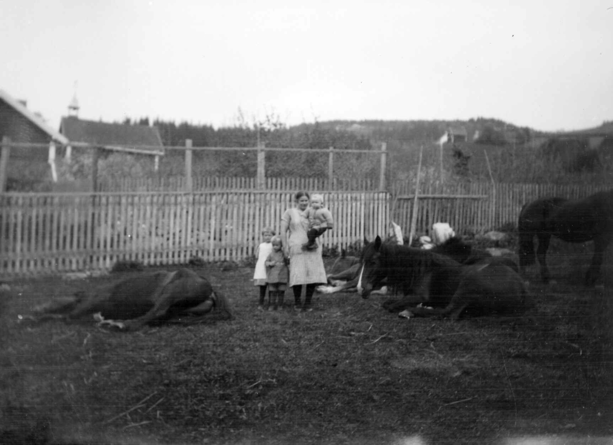 Kvinne med tre barn og hester ved Jørstad Søgarden.