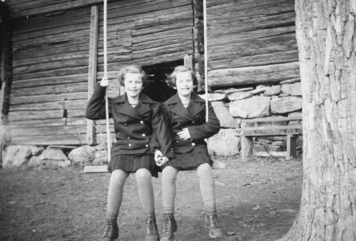 Tvillingjenter på en huske, Astrid og Sigrun Jørstad