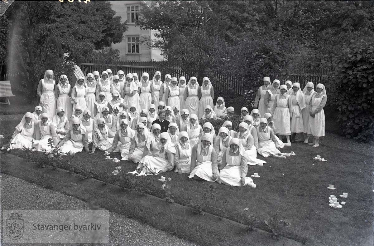 Sykepleiere samlet i hagen.