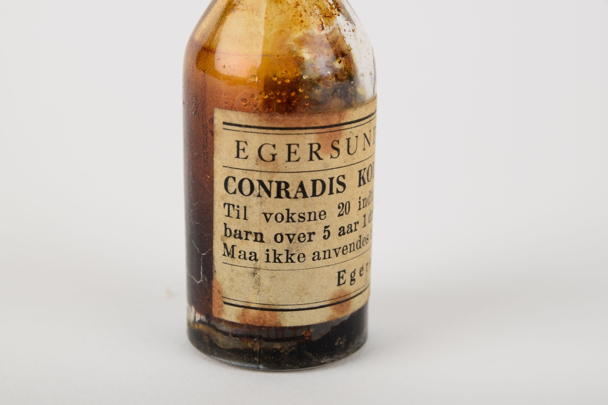 Medisinflaske med koleradråper fra Egersund Apotek. Koleradråper ble brukt mot diaré og magesmerter.