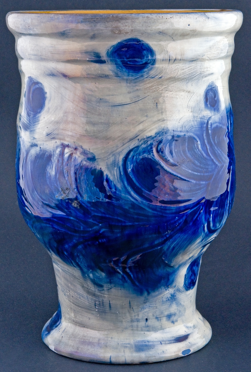 Urna, keramik. Gråvit botten med blå bladdekor.
