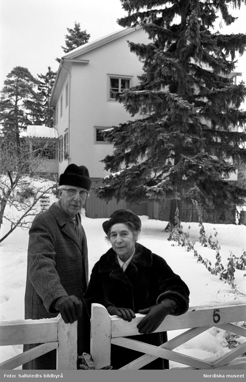 Tonsättaren Hilding Rosenberg tillsammans med hustrun Vera utanför hemmet i Bromma, Stockholm