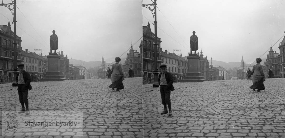 Torgalmenningen med Christiestøtten til venstre. Monumentet er laget av Christopher Borch og sto på almenningen til 1926. .Stereofotografi..