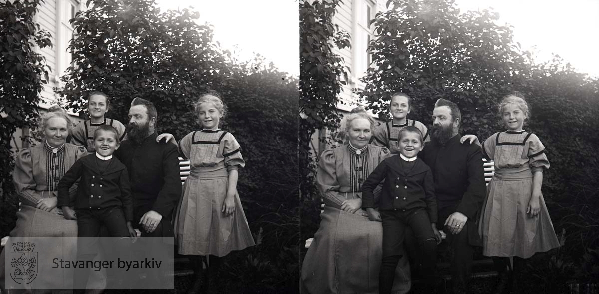 Stereofotografi..Mor Nicoline Johanne Smith f Eckhoff, far misjonær Johan Smith og barna: Alvilde bak Wilhelm og Ingeborg Laura Sofie Smith til høyre. De kom hjem til Norge i 1906.