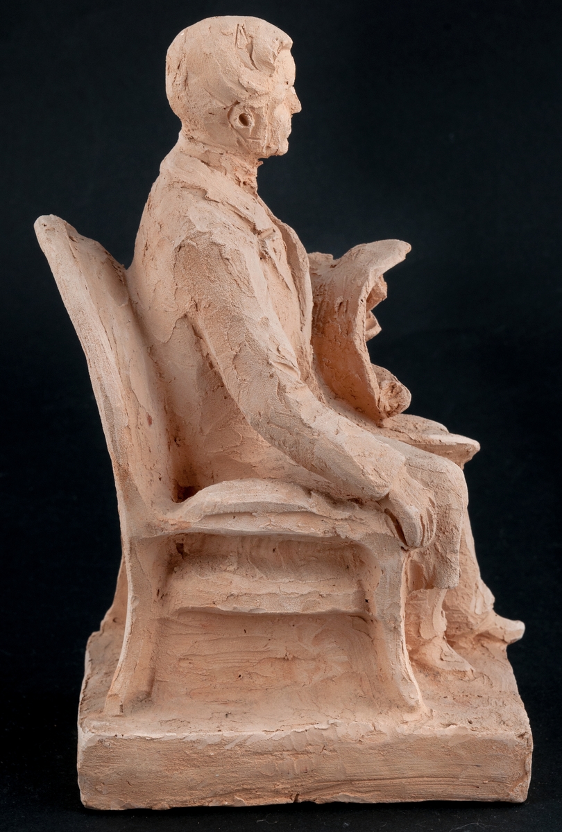 Skiss i terracotta, Per Murén, sittande i stol.
Signatur höger sida i bottenplatta: Ida Matton, Paris, 1907. Sista siffran otydlig.